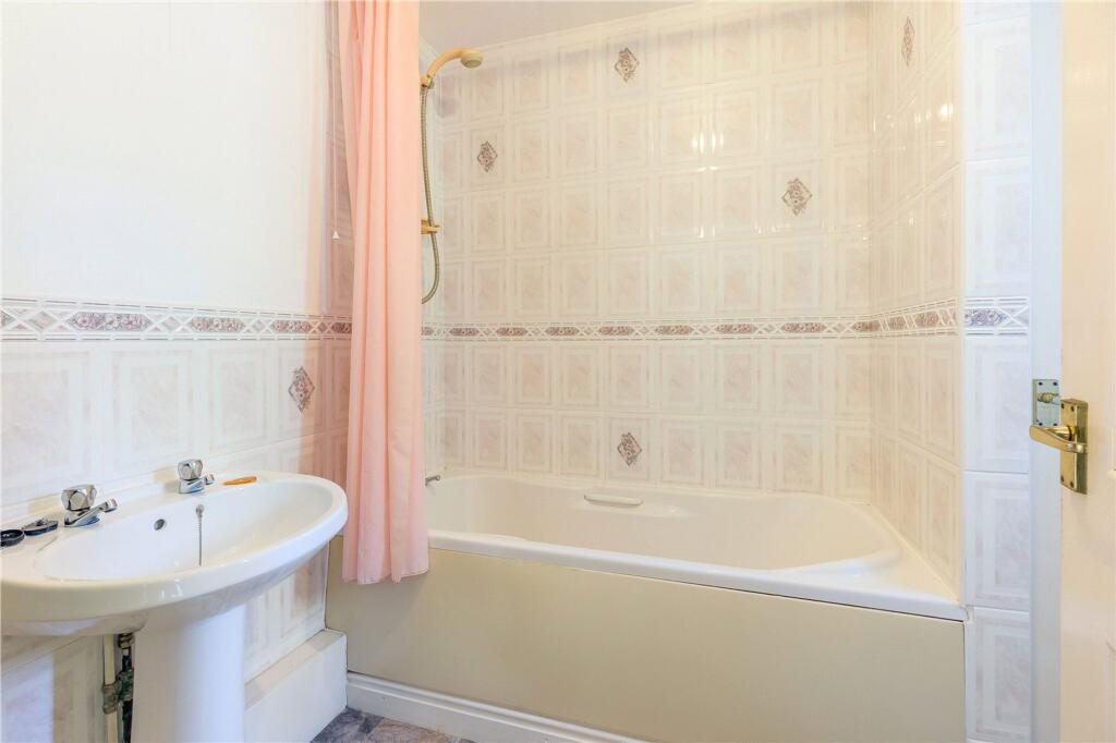 48 Harley Close internal property image 3